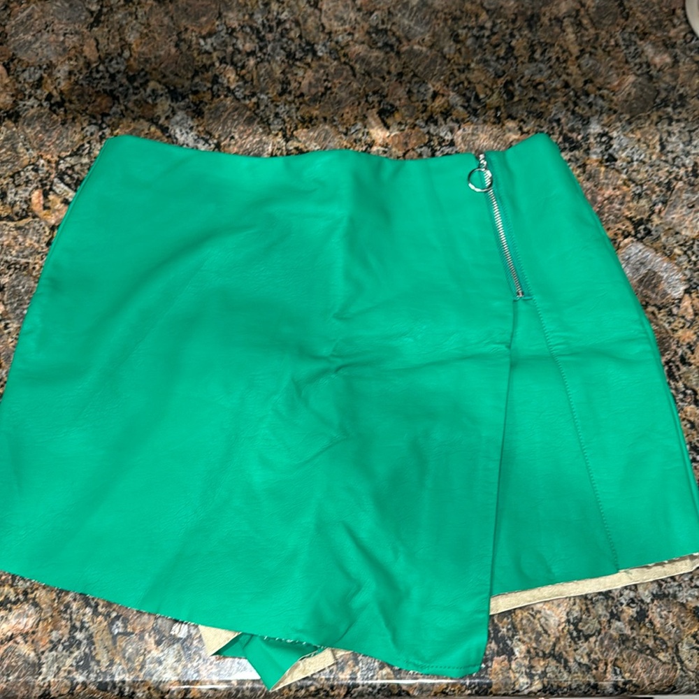 NWOT TGLA faux leather skirt in green, size M